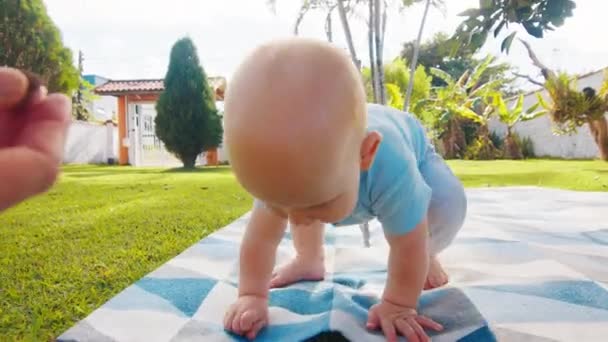 Chico Sus Primeros Pasos Bebé Aprende Pie Caminando Aire Libre — Vídeos de Stock