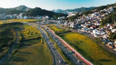 Kentsel alanda arabalı otoyol. Florianopolis, Brezilya