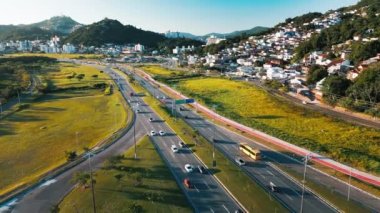 Kentsel alanda arabalı otoyol. Florianopolis, Brezilya