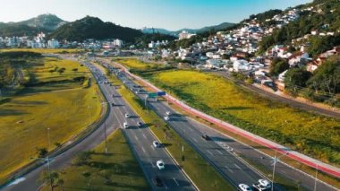 Kentsel alanda arabalı otoyol. Florianopolis, Brezilya
