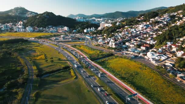 都市部で車と高速道路 ブラジル フロリアノポリス市 — ストック動画