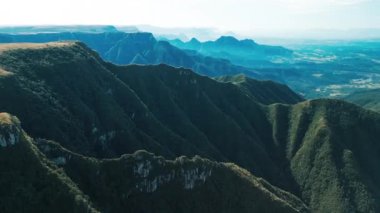 Brezilya 'nın güneyindeki sıradağların havadan görünüşü