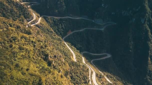 ブラジルの山の中を移動し 危険な狭い道路に降りて車の空中ビュー ブラジルのサンタカタリーナ州の山脈 — ストック動画
