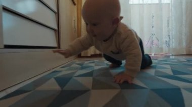 Bebek odada emekliyor.