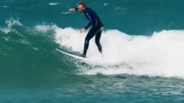 Sörfçü okyanusta sörf yapar