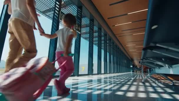 Famiglia Aeroporto Madre Con Due Bambini Cammina Aeroporto Con Bagagli — Video Stock