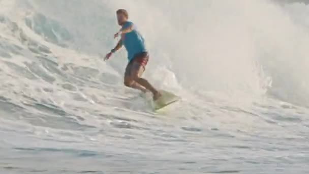 Man Surfer Rijdt Golf Oceaan — Stockvideo