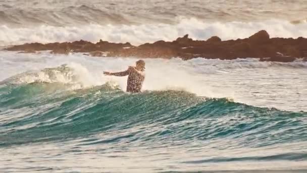男性サーファーは海の波に乗って 鋭いターンをします — ストック動画
