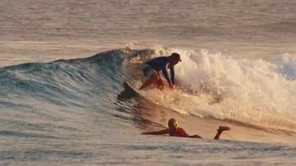Manlig Surfare Rider Vågen Havet Och Gör Skarp Sväng — Stockvideo