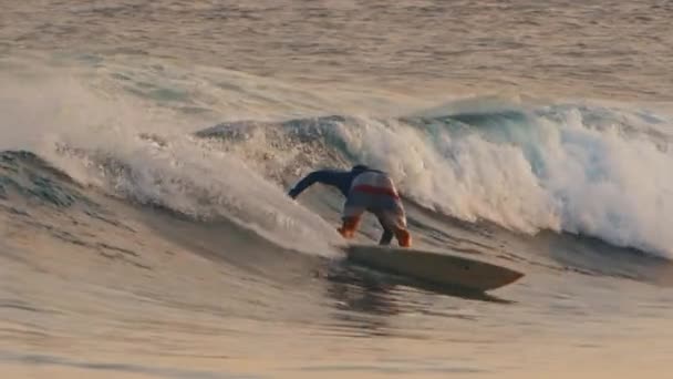 Man Surfer Rijdt Golf Oceaan Doet Scherpe Bocht — Stockvideo