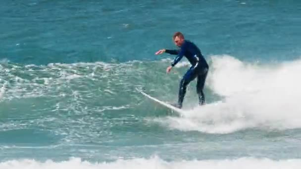 Surfer Rijdt Golf Oceaan — Stockvideo