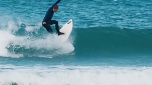 Surfer Cavalca Onda Nell Oceano — Video Stock