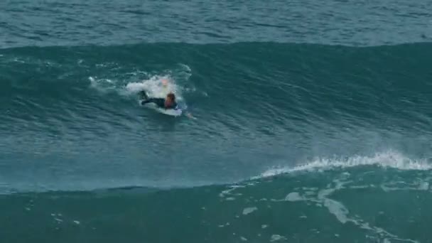 Surfer Probeert Stijgen Maar Faalt Het Doen — Stockvideo