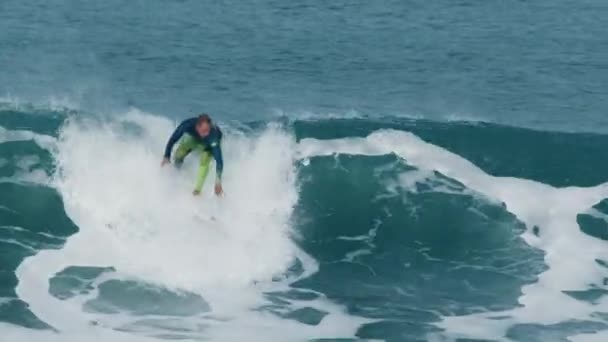 Surfista Monta Onda Oceano Cai Filmagem Tem Efeito Warp Velocidade — Vídeo de Stock