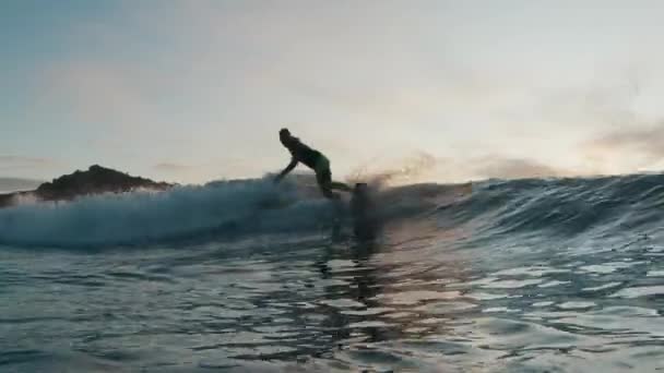 Surfista Monta Ola Océano — Vídeos de Stock