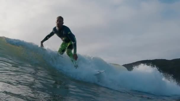 Surfer Rides Wave Ocean — Stockvideo