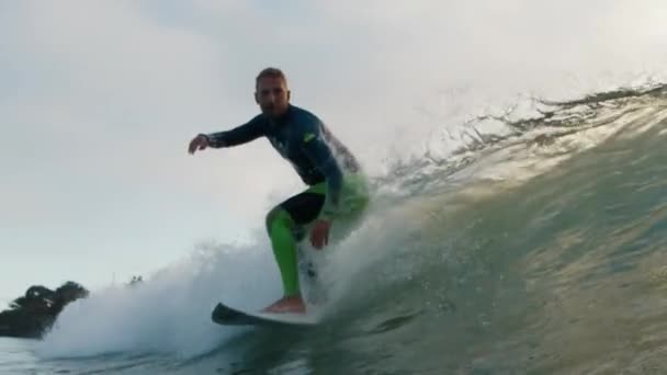 Surfista Monta Ola Océano — Vídeos de Stock