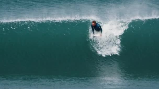 Surfare Rider Vågen Havet Och Faller — Stockvideo