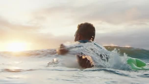 Surfer Paddelt Bei Sonnenaufgang Ozean — Stockvideo