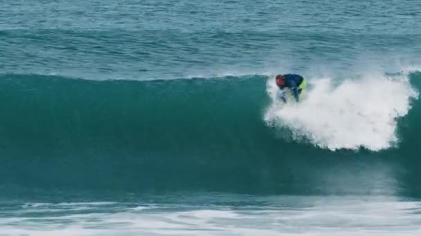 Surfer Rijdt Golf Oceaan Probeert Zich Laten Prikkelen Beelden Hebben — Stockvideo
