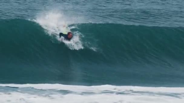 Surfer Rijdt Golf Oceaan Probeert Zich Laten Prikkelen Beelden Hebben — Stockvideo