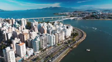 Güneşli bir günde Florianopolis şehrinin ve sahil yolunun havadan görünüşü. Brezilya 'daki Santa Catarina Eyaleti