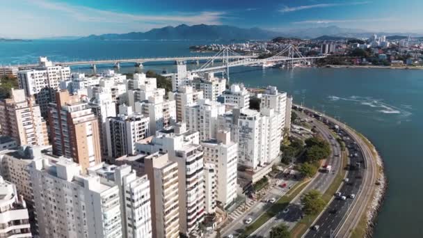 Widok Lotu Ptaka Miasto Florianopolis Jego Autostradę Przybrzeżną Słoneczny Dzień — Wideo stockowe