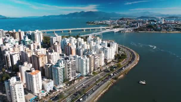 Letecký Pohled Město Florianopolis Jeho Pobřežní Dálnici Během Slunečného Dne — Stock video