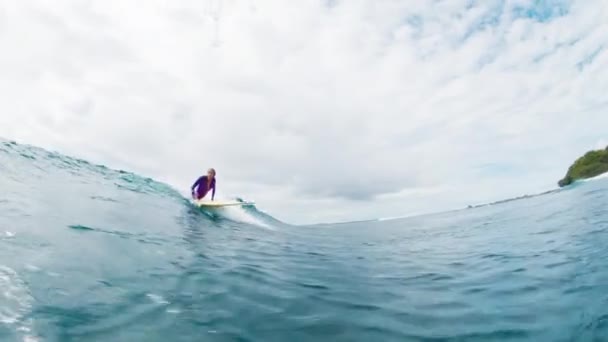 Žena Surfařka Jezdí Vlně Maledivách — Stock video