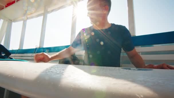Homme Surfeur Cire Planche Surf Sur Bateau — Video
