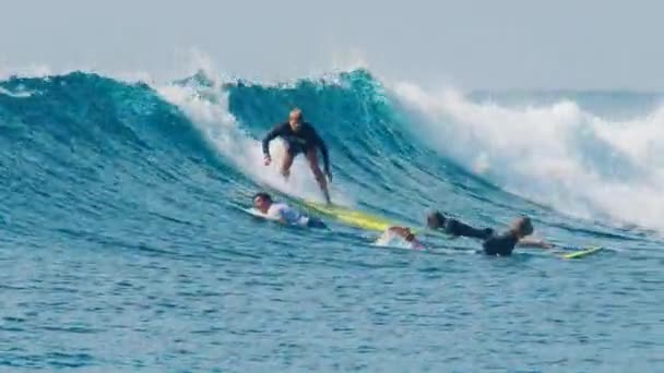 Människan Surfar Vågen Maldiverna Och Försvinner Skummet — Stockvideo