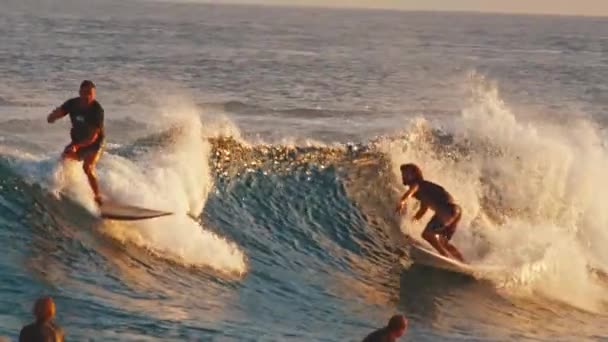 Huraa Island Maldives Oktober 2022 Surfers Rijden Golf Oceaan Bij — Stockvideo