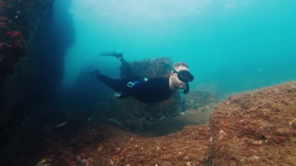 Ελεύθερος Δύτης Κολυμπά Κάτω Από Νερό Στη Σκοτεινή Θάλασσα Και — Αρχείο Βίντεο
