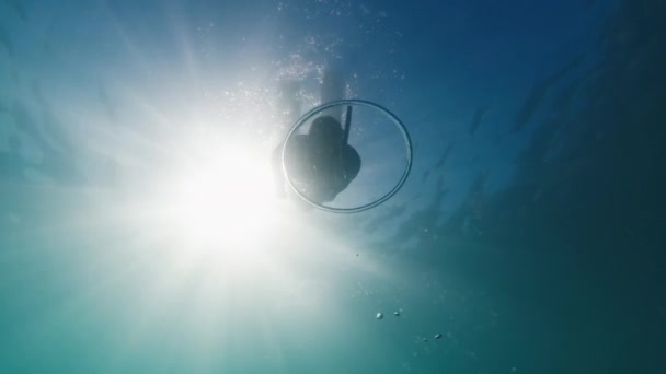 Свободный Ныряльщик Плавает Водой Мутном Море Скользит Через Кольцевой Пузырь — стоковое видео
