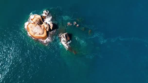 Vista Aérea Isla Rocosa Desnuda Medio Mar — Vídeo de stock