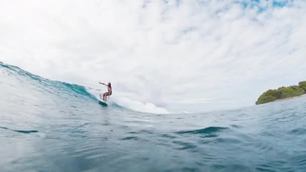 Huraa Island Maldivos Noviembre 2022 Hombre Surfista Pelo Largo Monta — Vídeos de Stock