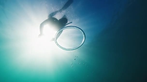 잠수부는 바다에서 속으로 모양의 거품을 활공을 합니다 속에서 버블을 가지고 — 비디오