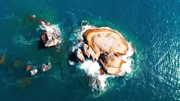 Вид Повітря Голий Скелястий Острів Посеред Моря — стокове відео