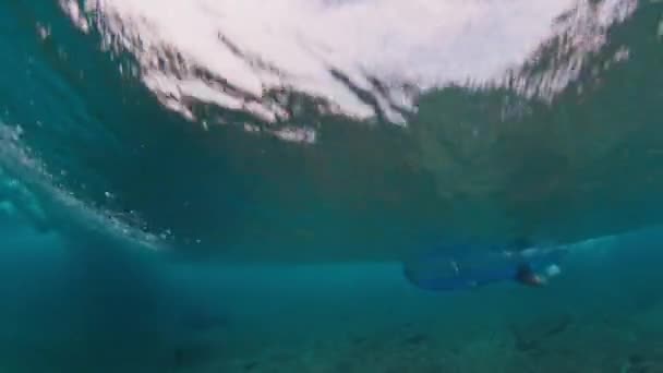 Vista Submarina Surfista Pasando Ola Haciendo Truco Nombrado Surf Como — Vídeos de Stock