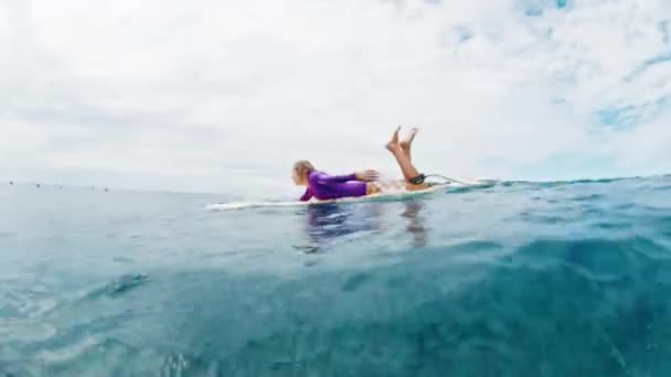 Mujer Surfista Paletas Longboard Océano — Vídeos de Stock