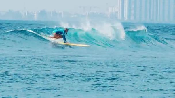 女性冲浪选手在马尔代夫冲浪 — 图库视频影像