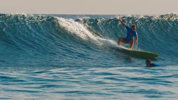 Hombre Surfea Ola Las Maldivas Atardecer Cae — Vídeos de Stock