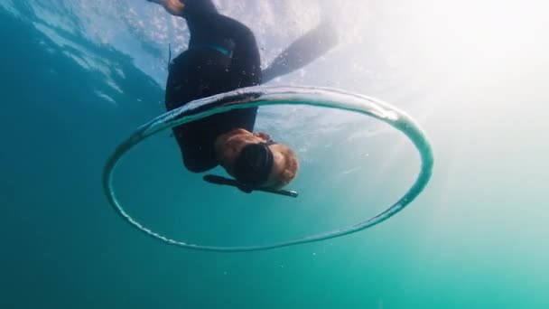 Penyelam Bebas Berenang Bawah Air Laut Yang Keruh Dan Meluncur — Stok Video