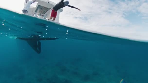 Hombre Surfista Salta Barco Océano — Vídeo de stock