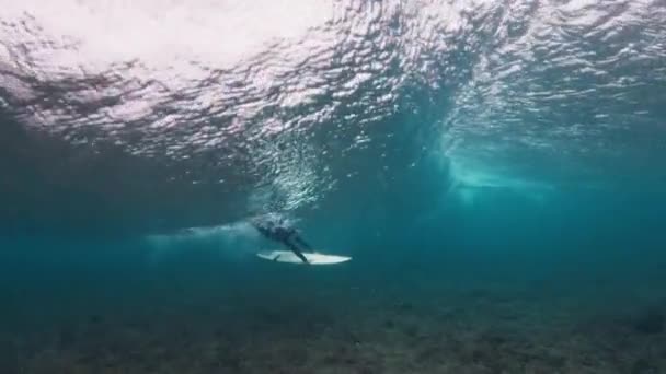在马尔代夫 男冲浪者试图通过海浪 但却犯错误 被海浪吸引住了 — 图库视频影像