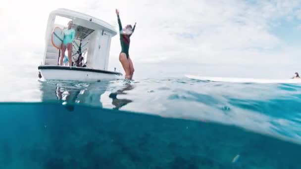 Mujer Surfista Salta Barco Océano — Vídeo de stock
