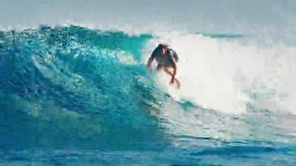 Island Huraa Maldives October 2022 Surfer Rides Wave Ocean Sunset — Stok Video