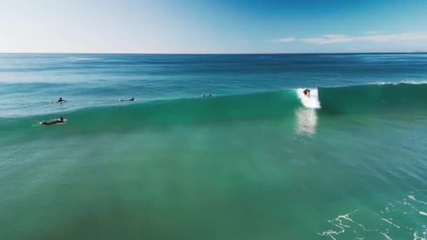 Man Surfing Gelombang Kaca Laut — Stok Video