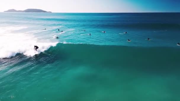 Mens Surft Glasachtige Golf Oceaan — Stockvideo