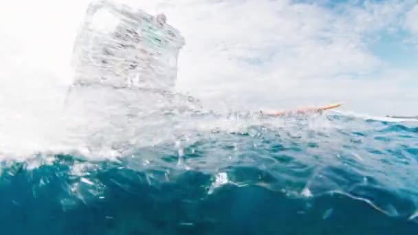 Mujer Surfista Salta Barco Océano — Vídeos de Stock